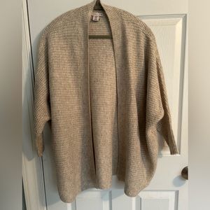 Neutral cream/stone waffle design cardigan w/ ribbed trim.